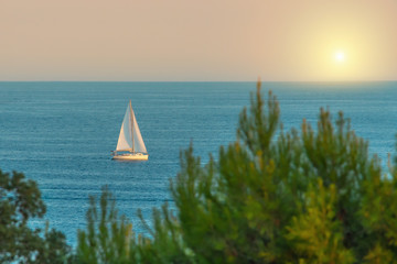 Romantische Seelandschaft mit Segelboot