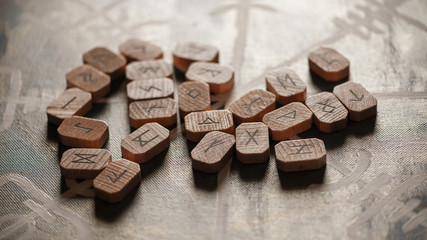 Runensteine aus Holz auf einem Vegvisir