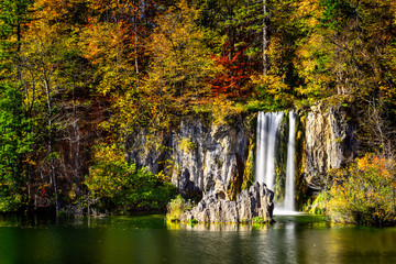 Fototapeta na wymiar Plitvice lakes in autumn time with beautiful waterfall, Croatia
