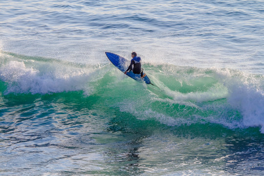 Manobra de surfista na praia do guincho Cascais Portugal