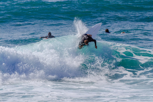 Manobra de surfista na praia do guincho Cascais Portugal