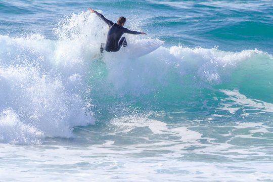 Manobra de surfista na praia do guincho Cascais Portugal