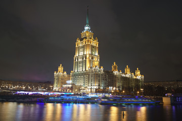 Hotel Ukraine (Radisson Royal Hotel) in bright lights and Moskva river in night winter reflections of the night Moscow. - obrazy, fototapety, plakaty