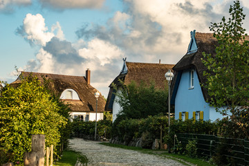 Fototapeta na wymiar Rietgedeckte Häuser in Putgarten auf Rügen