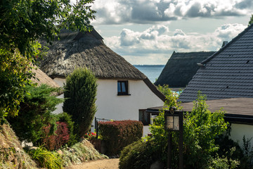 Fototapeta na wymiar Reetgedeckte Häuser im Dorf Vitt auf Rügen