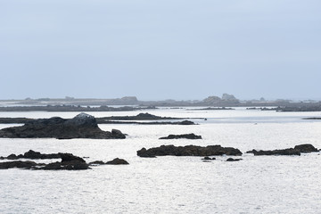 Ebbe an der Felsenküste der Bretagne in Frankreich