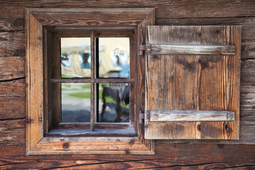 Altes Fenster mit Fensterladen aus Holz