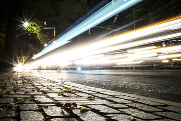 Voitures en mouvement