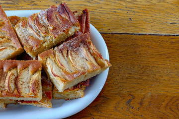Apfelkuchen mit Zimt und Zucker auf Holz