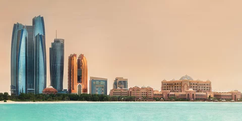 Foto op Canvas Uitzicht op de skyline van Abu Dhabi op een zonnige dag, Verenigde Arabische Emiraten © boule1301