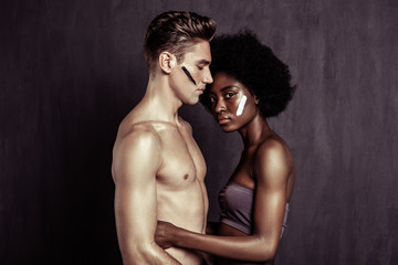 Naklejka premium Miła, przyjemna para stoi na ciemnym tle