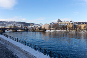 Obraz premium Snowy Prague Lesser Town with Prague Castle above River Vltava, Czech republic