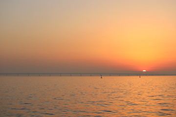 関空連絡橋に沈む夕日