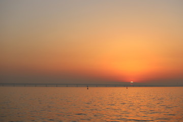 関空連絡橋に沈む夕日