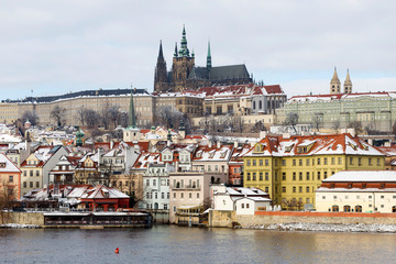 Obraz premium Snowy Prague Lesser Town with Prague Castle above River Vltava, Czech republic