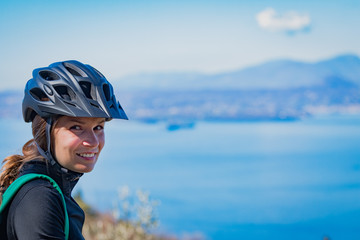 Potrait einer jungen Radfahrerin oberhalb des Gardasees in Italien