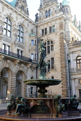 Fototapeta premium Hygieia-Brunnen - Rathaus im Neorenaissance-Stil