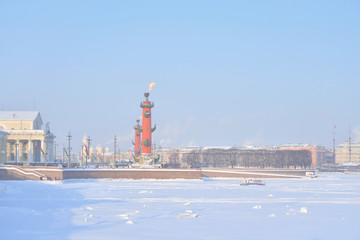 Obraz premium Spit of Vasilievsky island with Rostral columns.