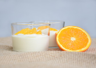 Joghurtorangencreme im Glas serviert mit frischen Orangen