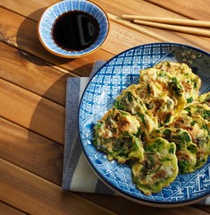 한국 음식 굴 부침개와 간장 