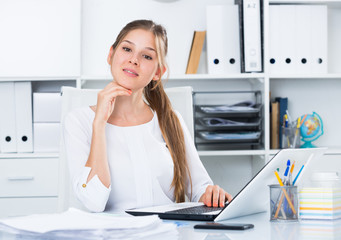 Obraz na płótnie Canvas Young businesswoman at working place