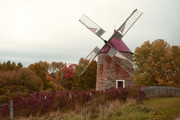 Fototapeta na wymiar Moulin à vent de l'île aux Coudres, Charlevoix, Québec, Canada