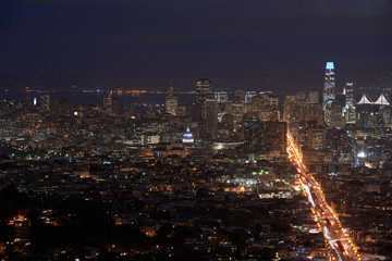 Obraz premium Downtown San Francisco skyline and city lights at night with the city hall in the center.
