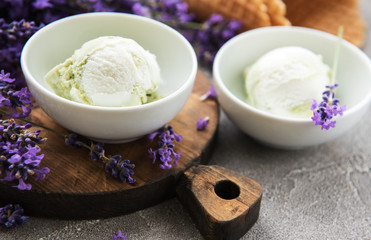 Obraz na płótnie Canvas Ice cream and lavender flowers