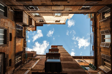 Haus aus Froschperspektive