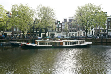 Fototapeta na wymiar Canal et péniche Amsterdam