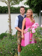 Naklejka premium Liebespaar in Tracht