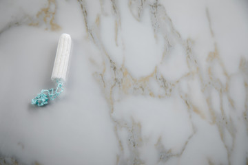 Tampon auf Marmor Hintergrund für weibliche Hygiene bei Menstruation Periode Zyklus