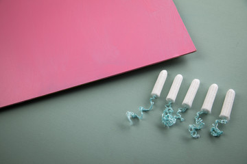 Tampons auf Rosa und Mint Pastell Hintergrund für weibliche Hygiene bei Menstruation Periode Zyklus
