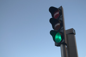 Sem&aacute;foro verde avanzar