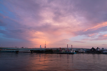 雲のある水辺の夕景