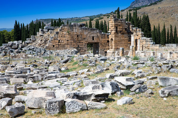Obraz premium Hierapolis ancient city ruins, North Roman Gate, Pamukkale, Denizli Turkey