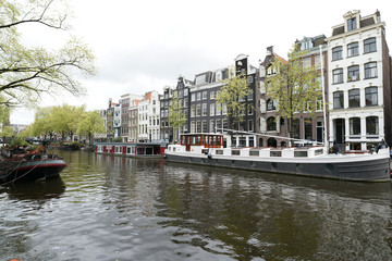 Fototapeta na wymiar Canl et péniche Amsterdam