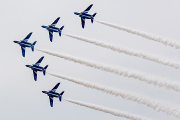 空を飛ぶブルーインパルス