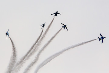 空を飛ぶブルーインパルス