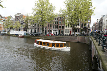 Fototapeta na wymiar petite péniche à Amsterdam