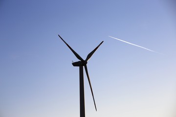 Windkraftanlage in der D&auml;mmerung