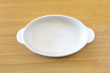 グラタン皿とテーブル