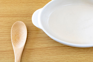 グラタン皿とテーブル