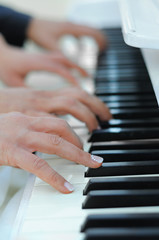 Obraz premium Braut und Bräutigam spielt Klavier