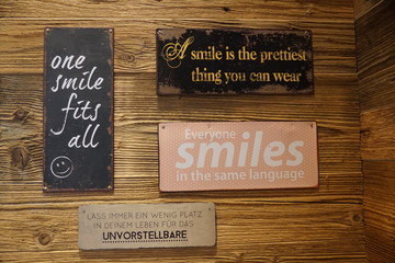 Spruch auf einem Schild an einer Wand