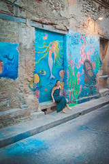 Junge Frau im Viertel Getsemani in Cartagena in Kolumbien