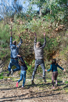 Gente saltando, levitando y lanzando hojas secas hacia arriba / People jumping, levitating and throwing dry leaves up