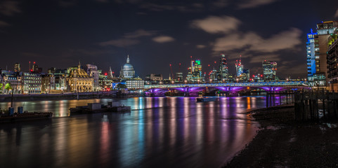 Fototapeta na wymiar London Millenium Bridge