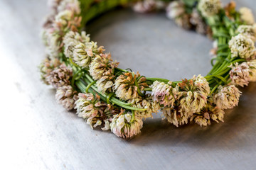 シロツメクサの花冠