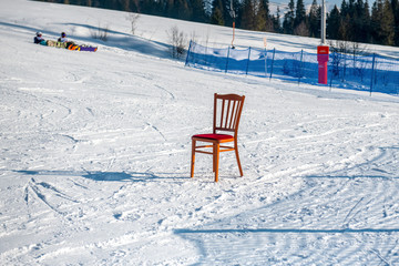 krzesło na stoku narciarskim - obrazy, fototapety, plakaty